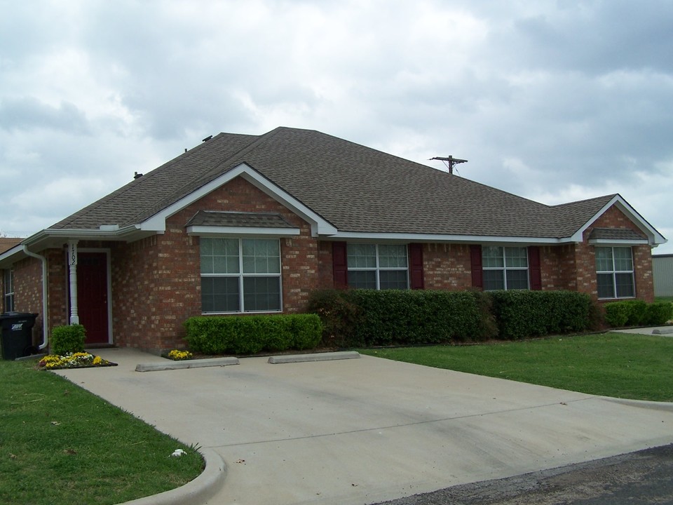 1700 Woodland Pl in Corsicana, TX - Foto de edificio