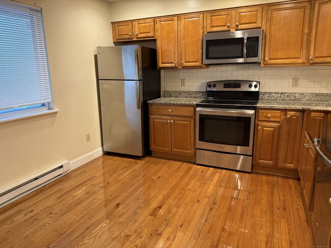 18 Triangle St in Danbury, CT - Building Photo - Building Photo