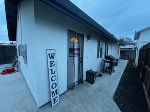 125 N Walnut Ave in Ripon, CA - Building Photo - Building Photo