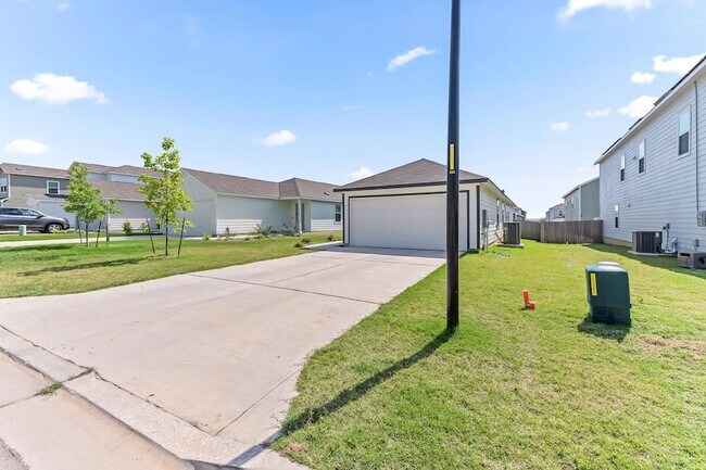 617 Marty Allen Lp, Unit 3 Bedroom 275-606 in Jarrell, TX - Building Photo - Building Photo