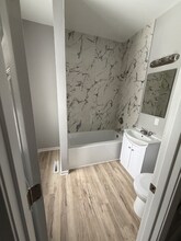 1646 Center St, Unit Upper in Racine, WI - Foto de edificio - Building Photo