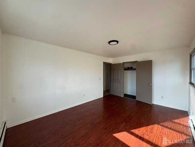 34 Carteret Ave, Unit 2 in Carteret, NJ - Foto de edificio - Building Photo