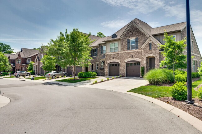 104 Ambassador Private Cir in Hendersonville, TN - Building Photo - Building Photo