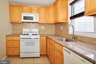 3056 Almond St in Philadelphia, PA - Building Photo - Building Photo