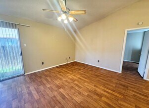 805 Lexington Rd in Elgin, TX - Foto de edificio - Building Photo