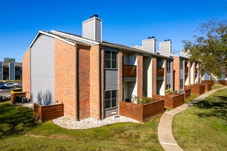 23Hundred Apartments in Sherman, TX - Foto de edificio - Building Photo