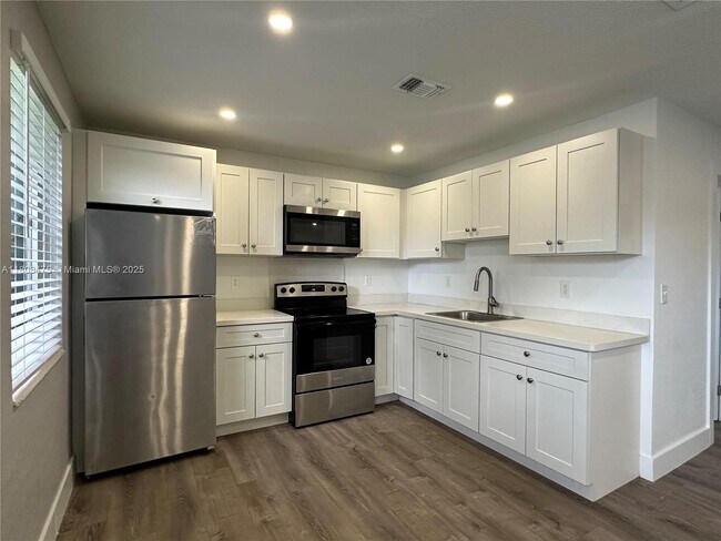 5911 NE 18th Ave in Fort Lauderdale, FL - Building Photo - Building Photo