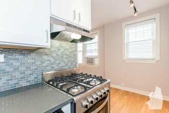 511 W Belmont Ave in Chicago, IL - Building Photo - Building Photo