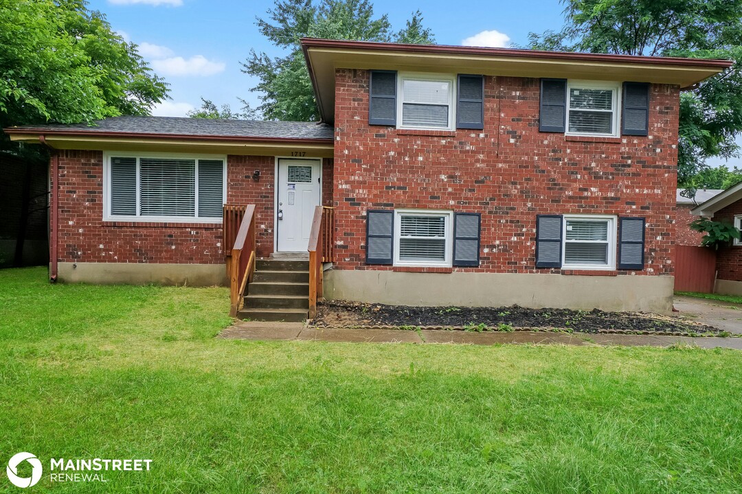 1717 Birchbark Ln in Jeffersonville, IN - Building Photo