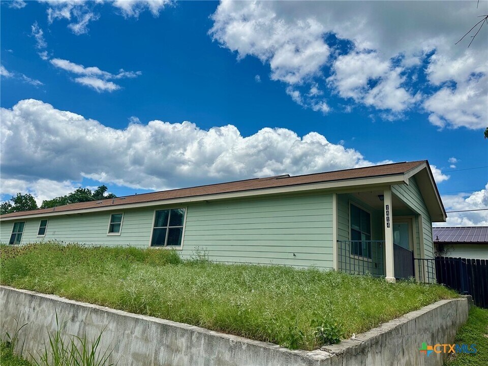 1412 Marlton St in San Marcos, TX - Building Photo