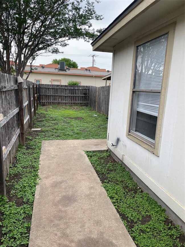 106 E Austin Ave in Hutto, TX - Building Photo - Building Photo