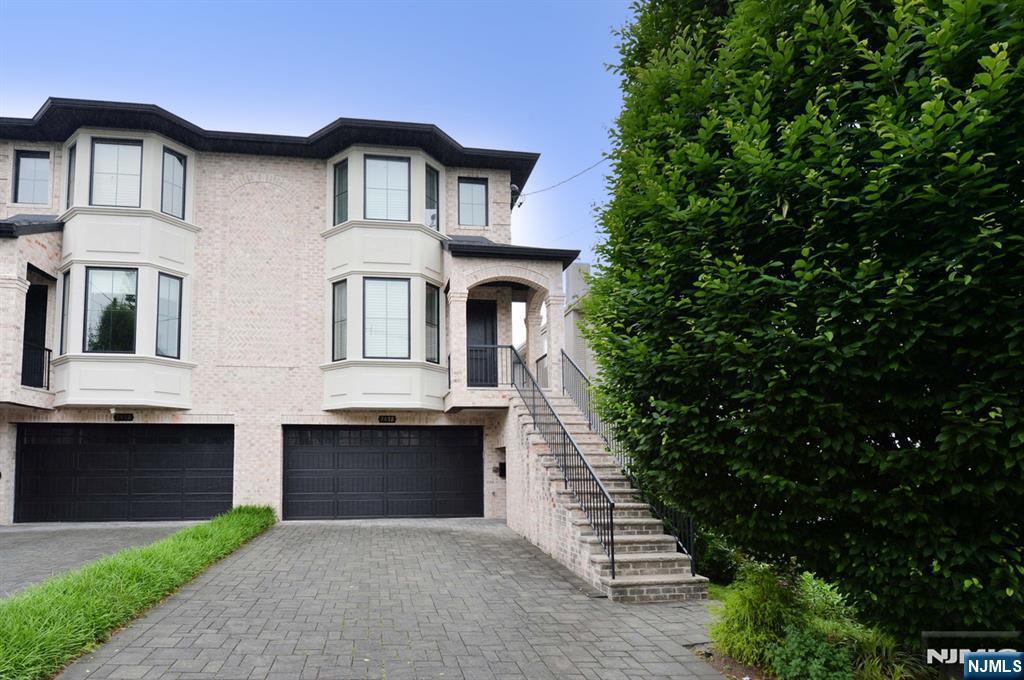 247 Hoym St in Fort Lee, NJ - Building Photo