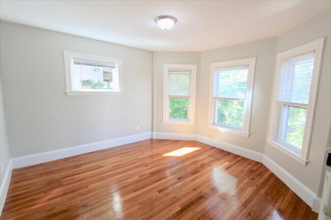 34 Russell St, Unit 2 in Malden, MA - Building Photo - Building Photo