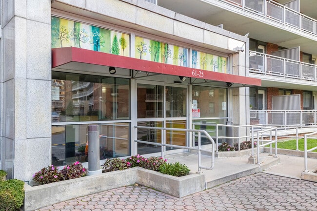 Park City Estates in Rego Park, NY - Foto de edificio - Building Photo