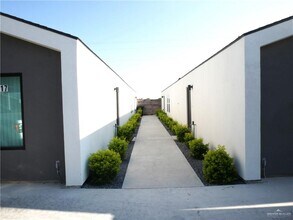 23 East St in McAllen, TX - Building Photo - Building Photo