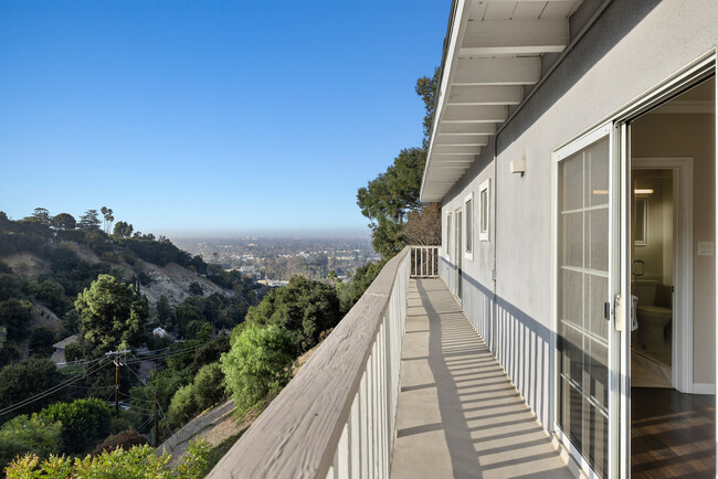 3615 Sunswept Dr in Studio City, CA - Foto de edificio - Building Photo