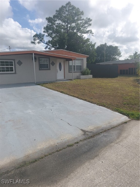 124 Apache St in Lehigh Acres, FL - Building Photo - Building Photo