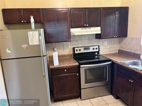 6115 SW 30th St-Unit -B in Miramar, FL - Building Photo - Building Photo