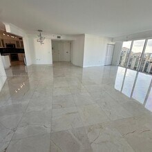3370 Hidden Bay Dr, Unit 2006 in Miami, FL - Foto de edificio - Building Photo