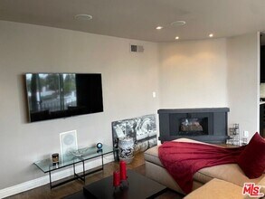 2260 N Cahuenga Blvd in Los Angeles, CA - Building Photo - Building Photo
