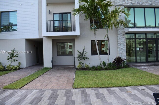 4640 NW 84th Ave, Unit 16 in Doral, FL - Building Photo - Building Photo
