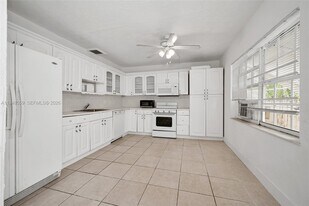 1922 McKinley St in Hollywood, FL - Building Photo