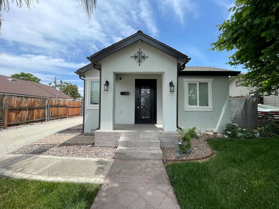 4460 Forest St in Riverside, CA - Building Photo