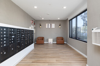4101 Somerset Drive in Los Angeles, CA - Building Photo - Building Photo