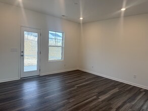 1028 Red Finch Wy in Angier, NC - Foto de edificio - Building Photo