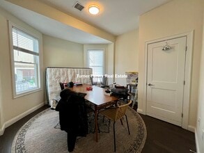 10 Marion St, Unit 1 in Medford, MA - Foto de edificio - Building Photo