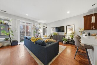 2114 W Rice St, Unit 2C in Chicago, IL - Foto de edificio - Building Photo