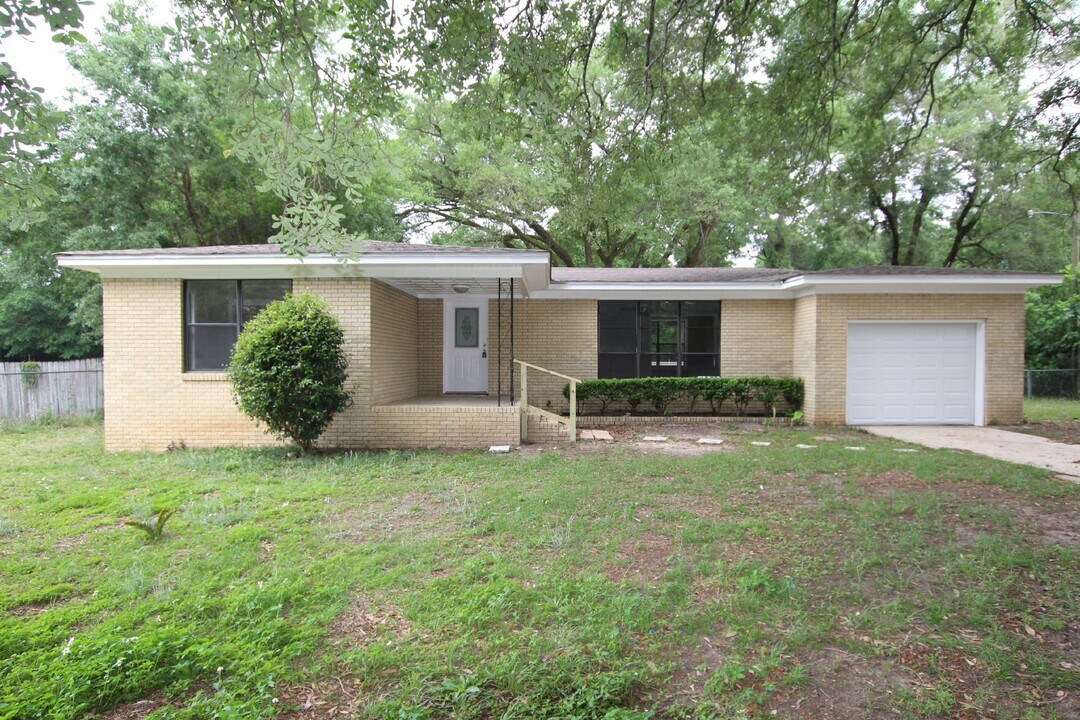 4639 Santa Rosa Dr in Pace, FL - Building Photo