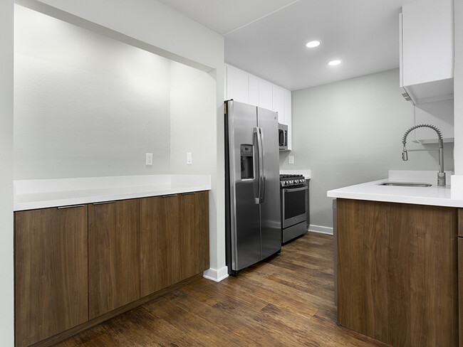 8743 Holloway Dr, Unit 124 in West Hollywood, CA - Building Photo - Building Photo