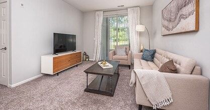 Woodlake Apartments in Gurnee, IL - Foto de edificio - Building Photo