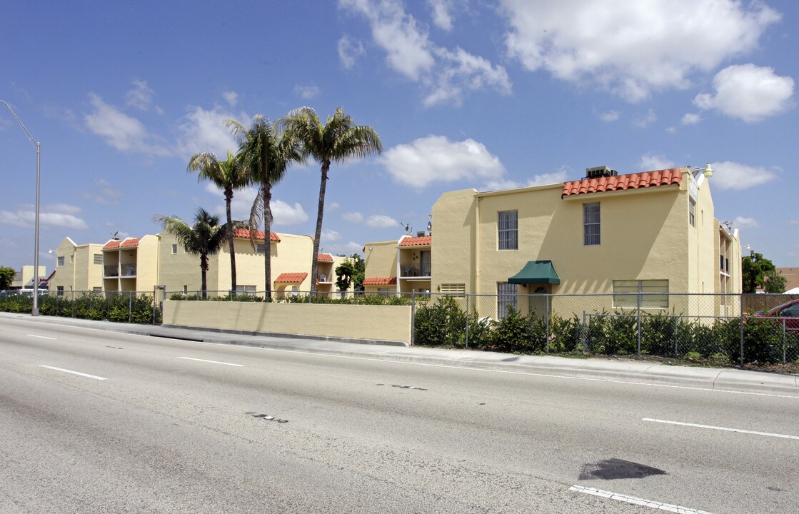 Apartmentos Asturias Court in Miami, FL - Foto de edificio