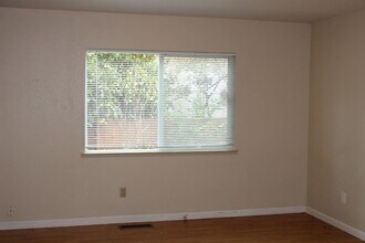 4999 Fern Pl in Rohnert Park, CA - Foto de edificio - Building Photo