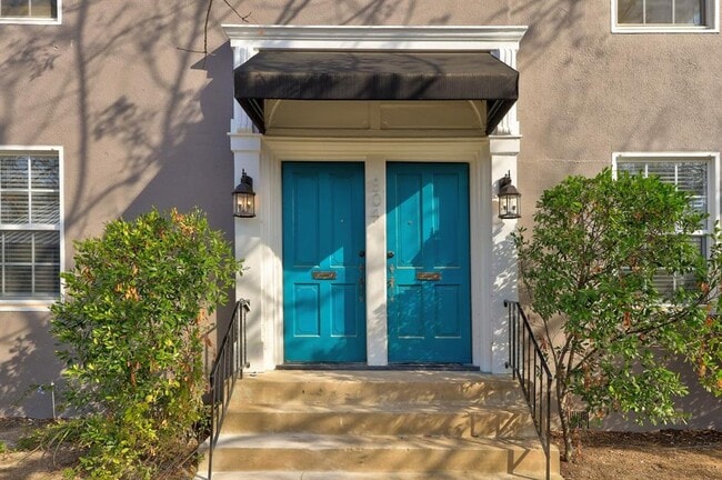 property at 804 W 31st St