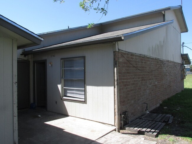 5735 Crestmore Dr in Corpus Christi, TX - Building Photo - Building Photo