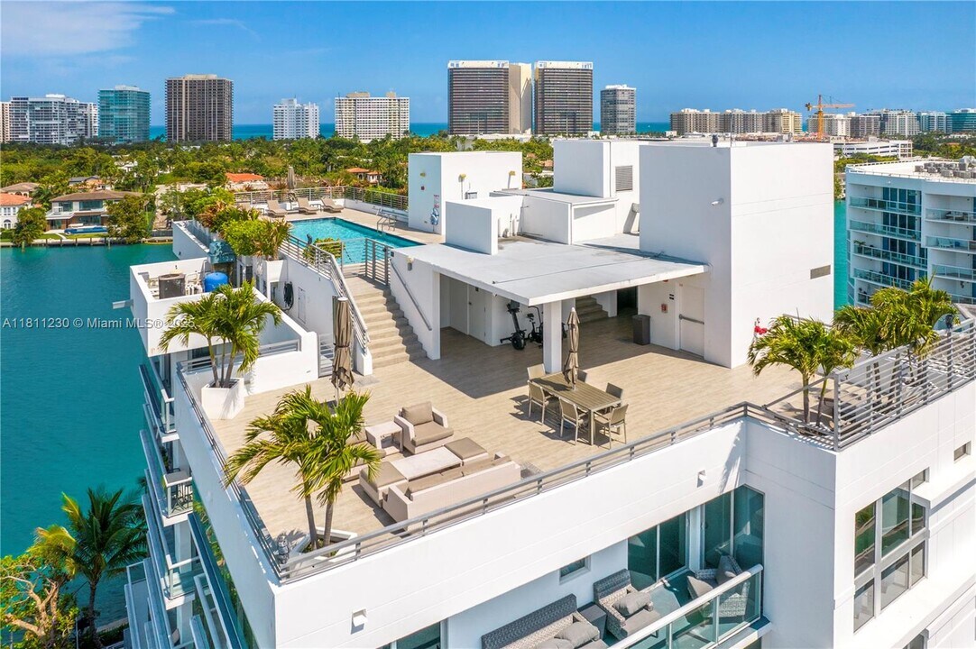 9901 E Bay Harbor Dr in Bay Harbor Islands, FL - Building Photo