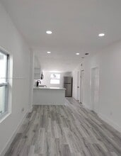 1062 NW 25th St in Miami, FL - Building Photo - Building Photo