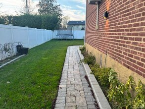 58 Pickwick Dr E in Syosset, NY - Foto de edificio - Building Photo