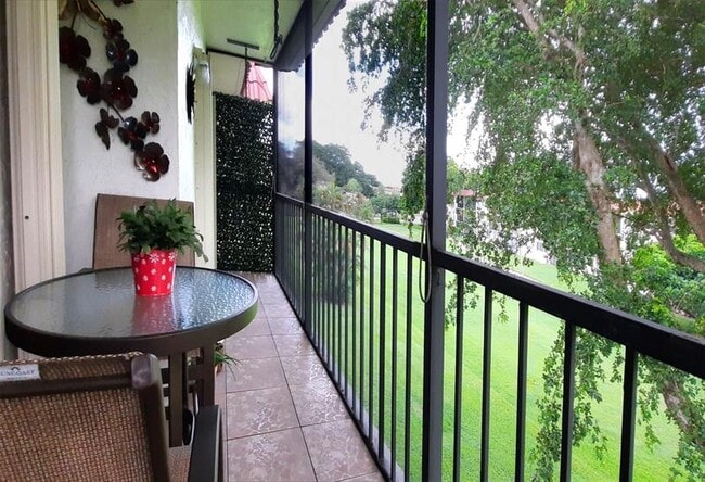 291 S Hollybrook Dr in Pembroke Pines, FL - Building Photo - Building Photo