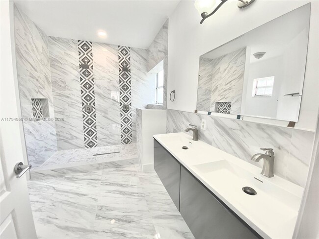 19522 NW 79th Pl in Hialeah, FL - Building Photo - Building Photo