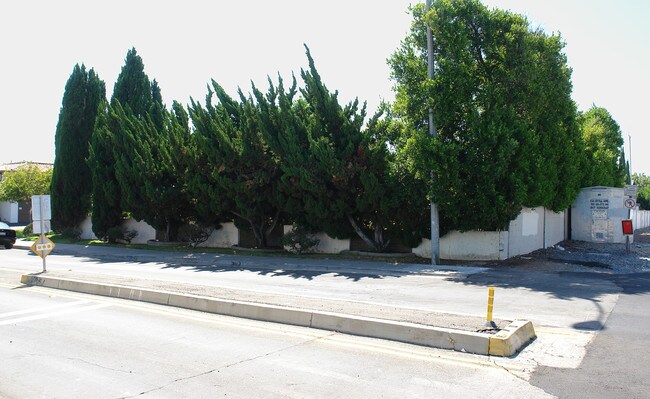 434 W Palmyra Ave in Orange, CA - Foto de edificio - Building Photo