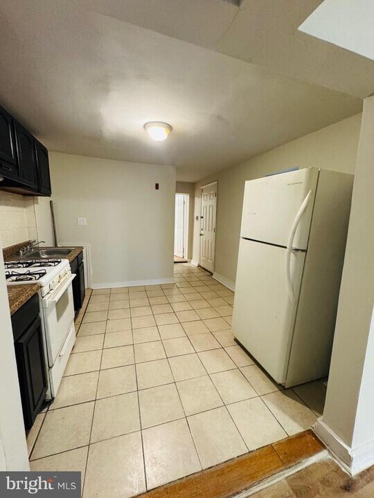 2037 N 8th St in Philadelphia, PA - Building Photo