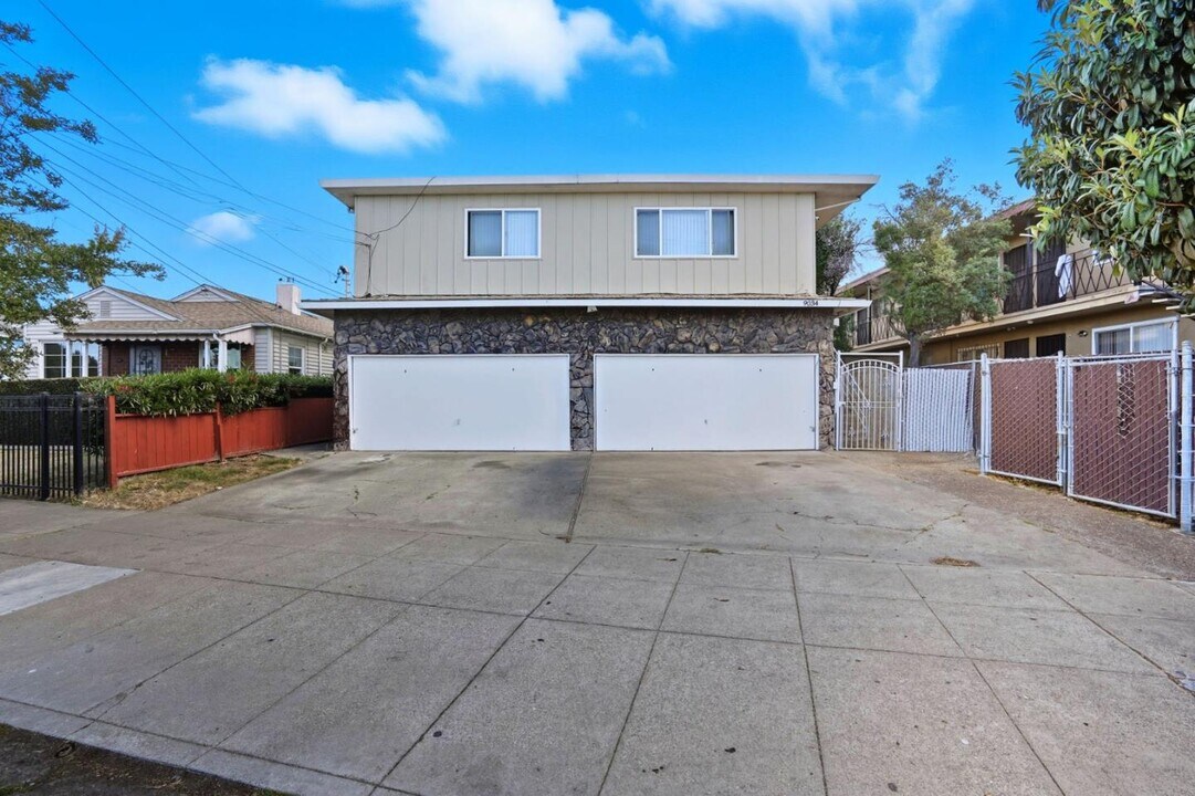 9034 Hillside St in Oakland, CA - Building Photo
