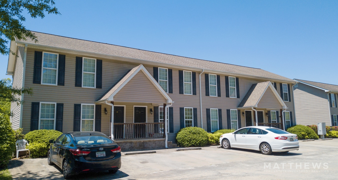 Hemingway Townhomes in Cleveland, GA - Building Photo