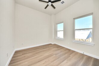 8025 Peachtree St in Houston, TX - Building Photo - Building Photo