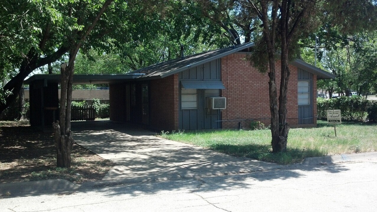 711 Myrtle St in Denton, TX - Building Photo