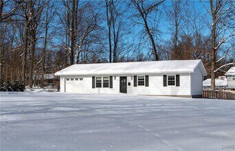 57 Beechwood Rd in New Hartford, NY - Building Photo - Building Photo